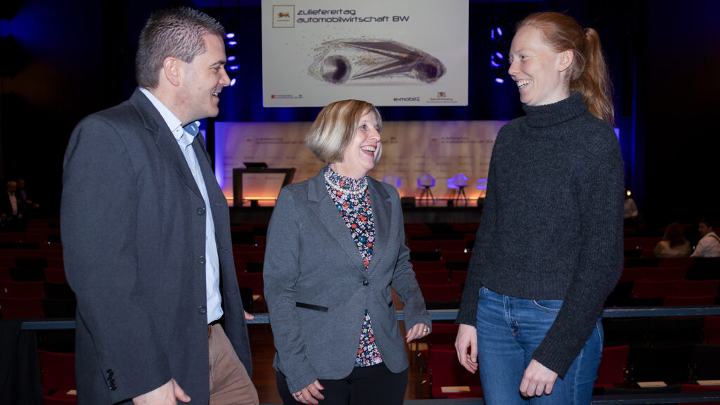 IHK-Präsidentin Claudia Gläser (Mitte) ist als Chefin eines Maschinenbauunternehmens in Horb auch im Automotive-Bereich tätig, hier beim Zulieferertag in Esslingen im Gespräch mit Svea Taube und Matthias Friedrich vom Team TraFoNetz Nordschwarzwald, an dem auch die IHK als Partnerin beteiligt ist. ©Foto:GerdLache