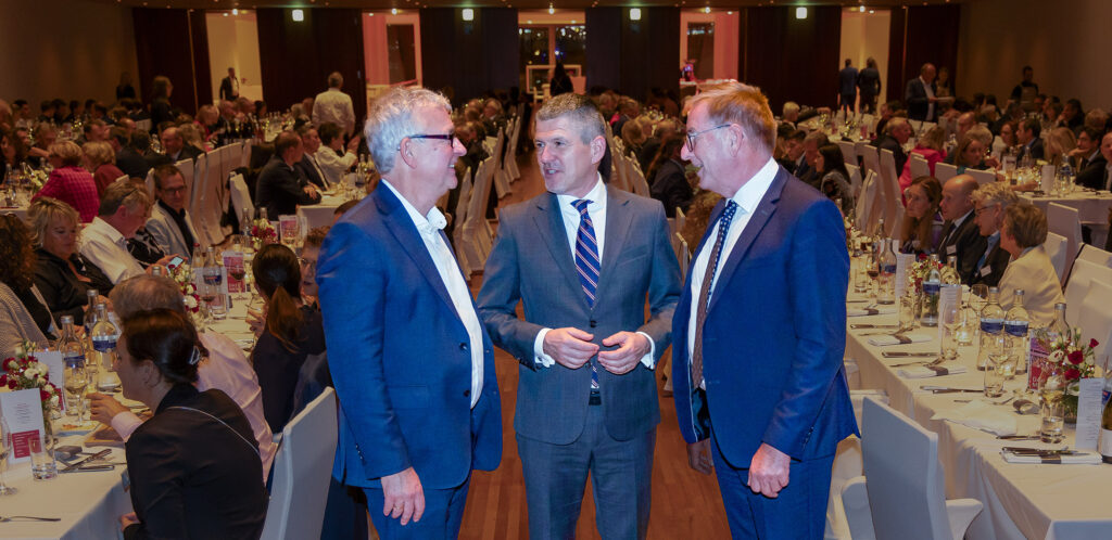 Bei der Jahreshauptversammlung des Wirtschaftsverbandes wvib Schwarzwald AG in Freiburg gratulierte Jochen Protzer (rechts), Geschäftsführer der Wirtschaftsförderung Nordschwarzwald, dem neuen Verbandspräsidenten Bert Sutter (Mitte) zur Wahl. Links: wvib-Hauptgeschäftsführer Dr. Christoph Münzer. ©Foto:GerdLache