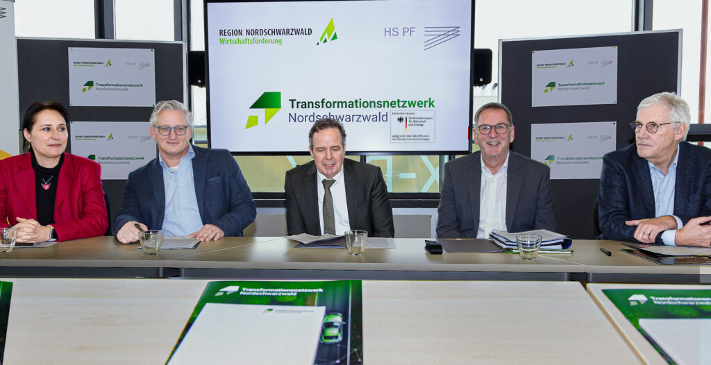 Den Startschuss für ein anderthalb Jahre laufendes Forschungsprojekt zur Automotive-Transformation gaben bei einer Presskonferenz an der Hochschule Pforzheim (von links) die Professoren Dr. Rebecca Bulander, Dr. Bernhard Kölmel und Rektor Dr. Ulrich Jautz sowie WFG-Geschäftsführer Jochen Protzer und Helmut Riegger, WFG-Aufsichtsratsvorsitzender und Calwer Landrat. ©Foto:GerdLache