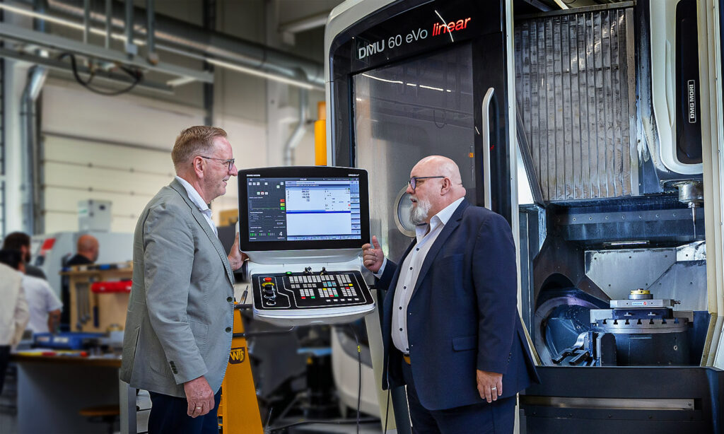 Uli Werthwein, Geschäftsführer von Avantec in Illingen, erläutert Jochen Protzer, Geschäftsführer der Wirtschaftsförderung Nordschwarzwald, die Funktionsweise und Bedienung einer hochmodernen 5-Achs-Fräsmaschine. Zum neuen Event-Format „TraFoNetz Connect“ des Transformationsnetzwerks Nordschwarzwald gehört auch ein Betriebsrundgang bei den teilnehmenden Unternehmen. ©Foto:GerdLache