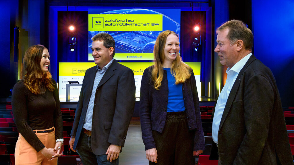 Nutzten den Zulieferertag von e-mobil BW auch zum Netzwerken (von links): Simone Wiegel (Wirtschafts- und Innovationsförderungsgesellschaft Landkreis Ravensburg mbH); Matthias Friedrich und Svea Taube (Projektmanager Transformationsnetzwerk Nordschwarzwald); Ullrich Schwellinger (Steinbeis-Beratungszentrum Transformation). ©Foto:GerdLache