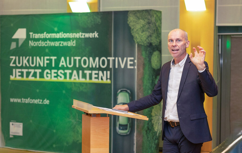 Die traditionelle deutsche Automobilindustrie bekommt schwergewichtige Konkurrenz, sagt Professor Dr. Stefan Bratzel, Gründer und Direktor des Center of Automotive Management (CAM), beim TraFoNetzFORUM in Nagold. ©Foto:GerdLache