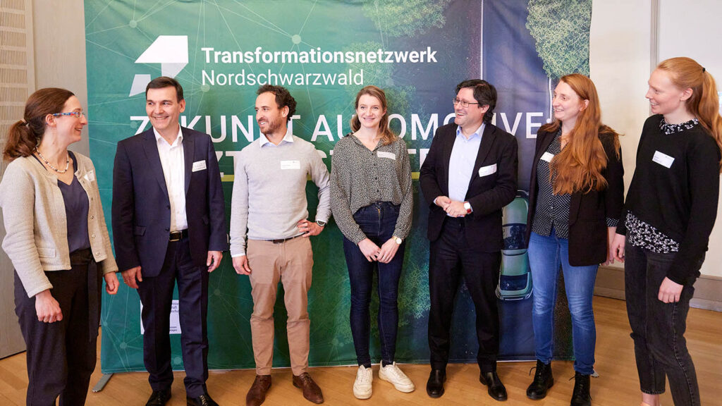 Organisatoren und Referenten im Gespräch: (von links): Katharina Bilaine (TraFoNetz), Dr. Martin Krämer, Christian Vetter, Pia Mozer und Mihai Streza sowie Veronika Glenk und Svea Taube (beide TraFoNetz). ©Foto:TiloKeller