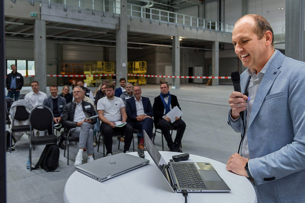 Geschäftsführer Alexander Schuon stellt den Gästen des Events „TraFoNetz trifft…“ das Logistik- und Transport-Unternehmen mit spannenden Details vor und gab einen Blick auf das künftige Großlager. ©Foto:GerdLache