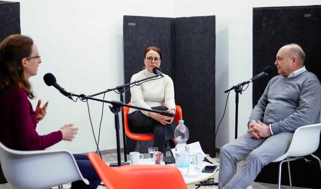 Als „Best Practice“ für zukunftsorientierte Transformation interviewt Moderatorin Katharina Bilaine (links) im neuen Podcast „Fahrtwind“ Cathrin Gegner und Michel Erbar von der Stöhr GmbH. ©Foto:GerdLache