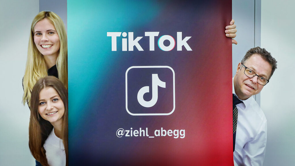 Mit ihrem TikTok-Kanal hat die Firma Ziehl-Abegg hohen Bekanntheitsgrad erreicht. Besondere beigetragen zu diesem Erfolg haben die Akteure (von links oben) Rebecca Amlung und Sophie Grill sowie Kommunikationschef Rainer Grill. ©Ziehl-Abegg/GerdLache