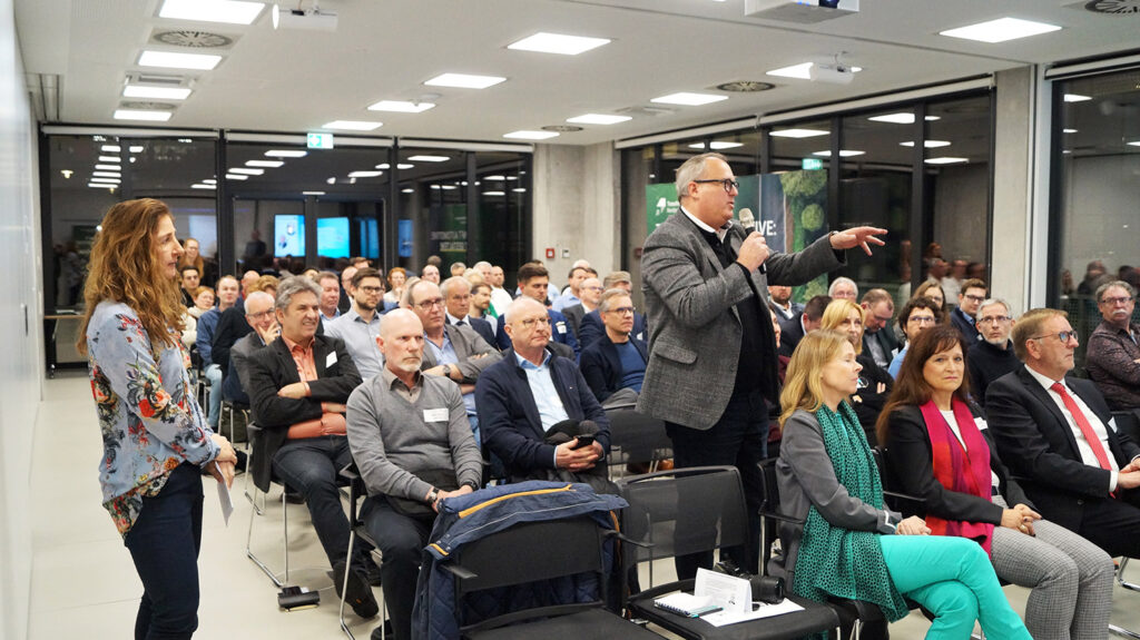 Beim gut besuchten Neujahrsempfang des Transformationsnetzwerks (TraFoNetz) Nordschwarzwald im ZPT Pforzheim wurde intensiv über die die neue Mobilität diskutiert. Links im Bild: Moderatorin Julia Dobler von der Agentur Flottenagentin. ©Foto:RobinDanielFrommer