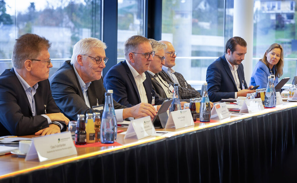 Diskutierten in der jüngsten Sitzung des Transformationsbeirats bei fischertechnik in Waldachtal über die wirtschaftliche Lage der Region (von links): Dr. Gerhard Janes (AHP Akademie der Hochschule Pforzheim), Helmut Riegger (Landrat Lkrs Calw und Aufsichtsratsvorsitzender der WFG Wirtschaftsförderung Nordschwarzwald GmbH), Jochen Protzer (WFG-Geschäftsführer), Prof. Dr. Bernhard Kölmel (Hochschule Pforzheim, Vorsitzender des Transformationsbeirats NSW), Prof. Dr.-Ing. Günther Würtz (Steinbeis InnoBW), Adrian Sonder (Oberbürgermeister Freudenstadt), Martina Lehmann (Vorsitzende der Geschäftsführung der Agentur für Arbeit Nagold-Pforzheim). ©Foto:GerdLache