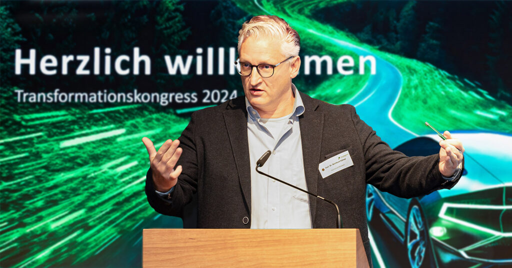 Stellte beim Transformationskongress 2024 im TurmQuartier der Sparkasse Pforzheim Calw den Resolutionsentwurf zur Unterstützung der kleinen und mittleren Unternehmen im Nordschwarzwald vor: Prof. Dr. Bernhard Kölmel. ©Foto:GerdLache